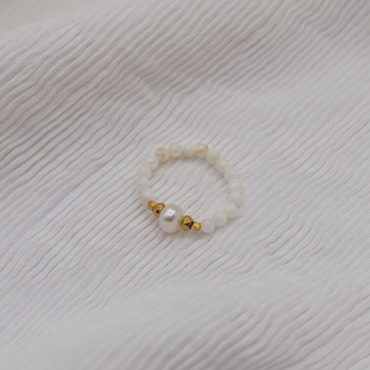 biały pierścionek z masą perłową i perłą