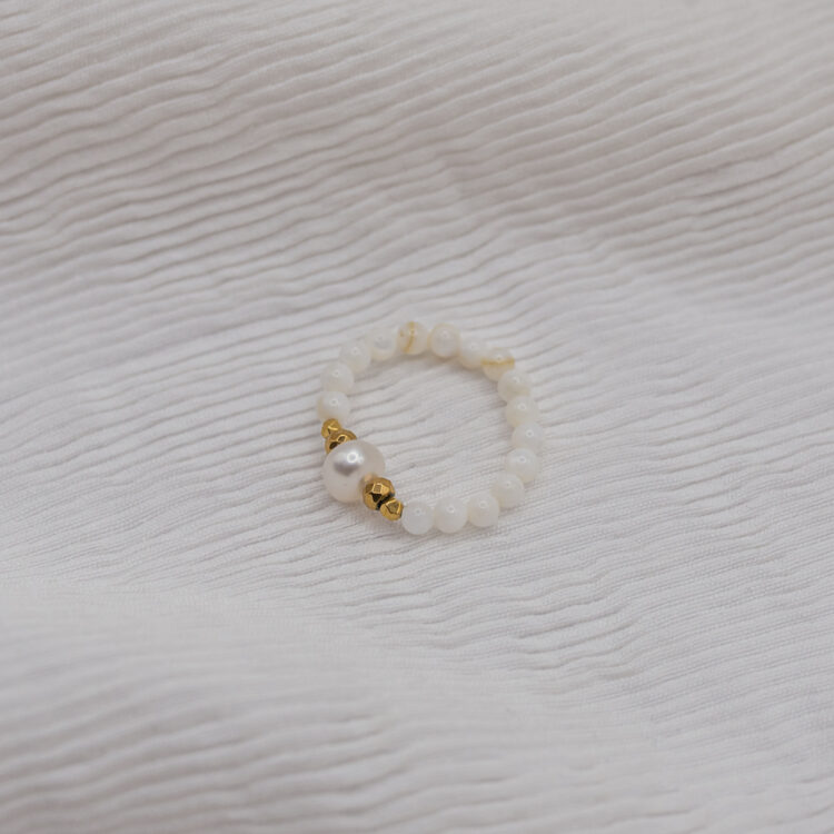 pierścionek na gumce z perłami
