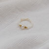 biały pierścionek elastyczny z perłą