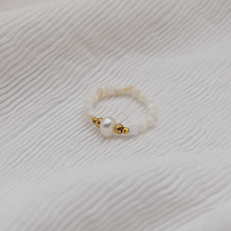 biały pierścionek elastyczny z perłą