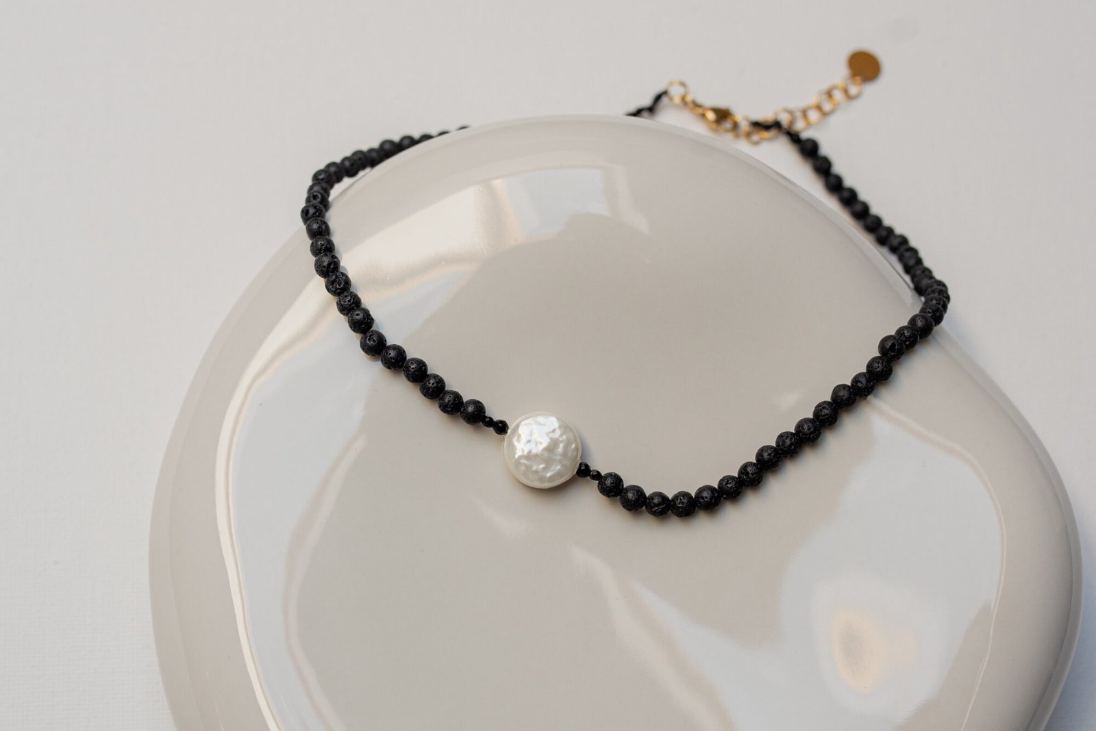 Choker z płaską Perłą i surową Lawą - obrazek 3