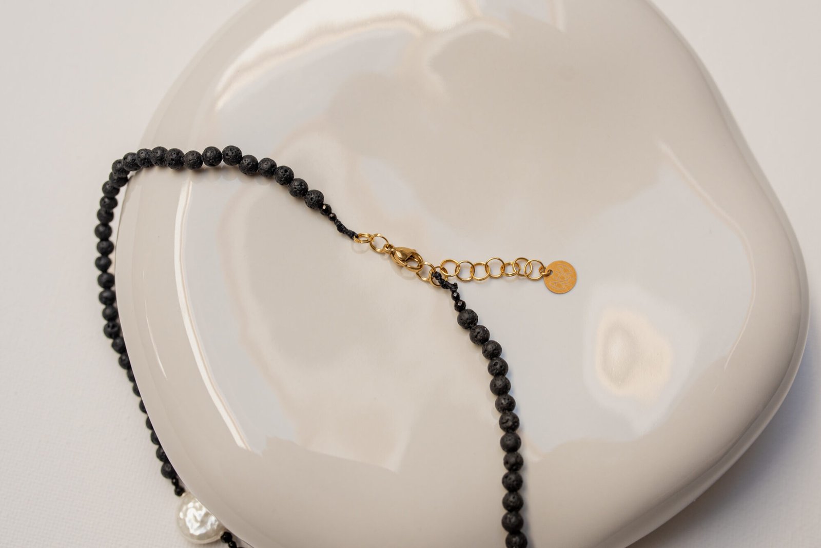 Choker z płaską Perłą i surową Lawą - obrazek 5