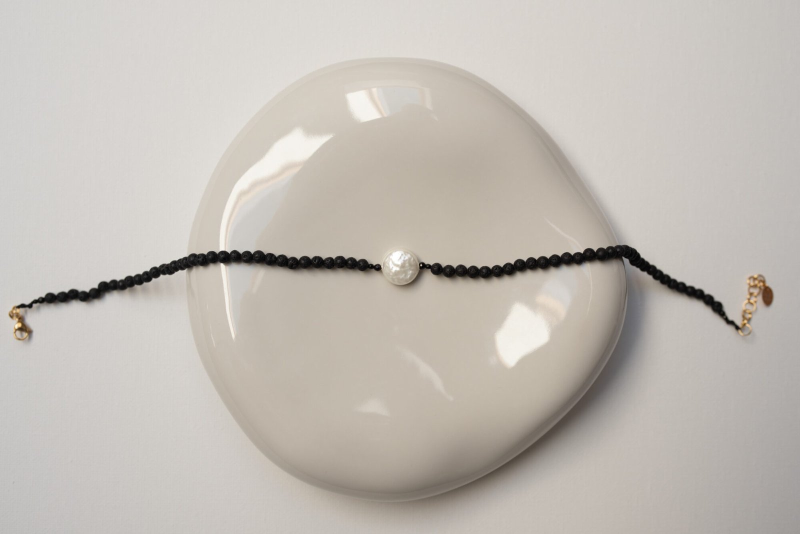 Choker z płaską Perłą i surową Lawą - obrazek 2