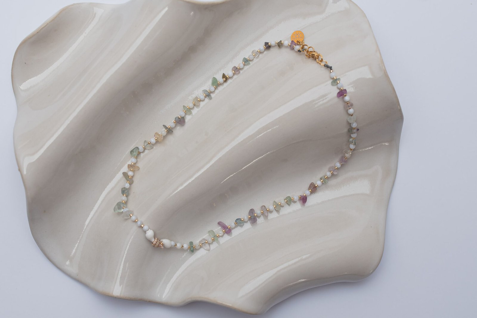 Surowy Choker z Muszlami i Fluorytem