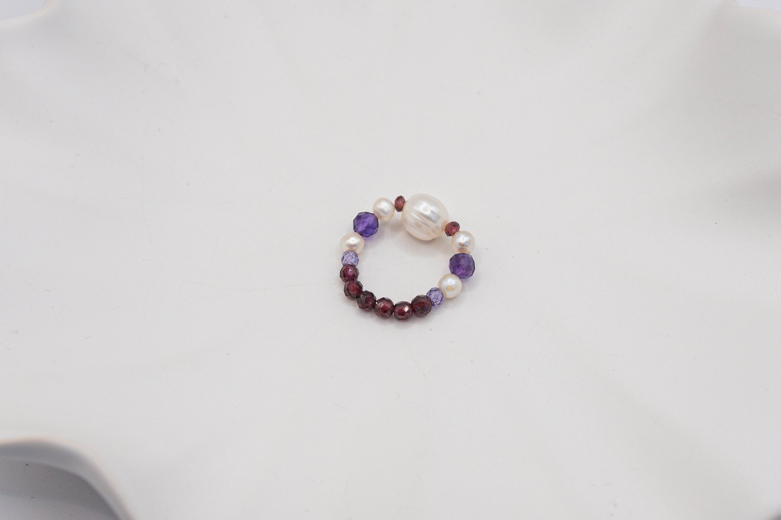 Pierścionek z Perłą Ametystem i Granatem - obrazek 3