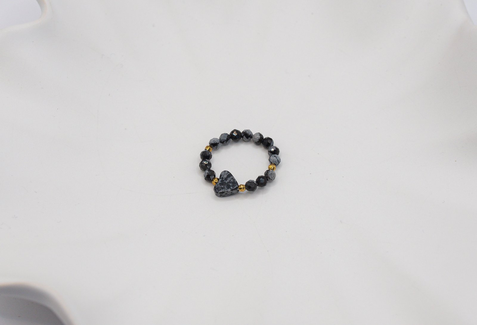 Pierścionek z sercem z Obsydianu Śnieżnego