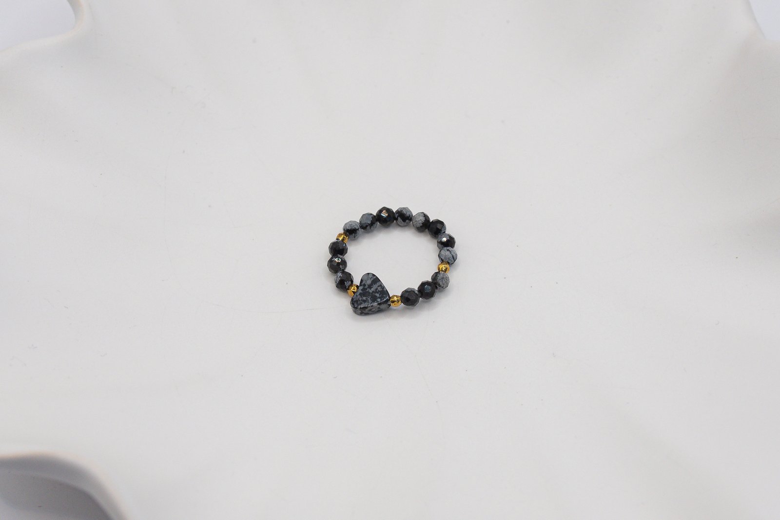 Pierścionek z sercem z Obsydianu Śnieżnego