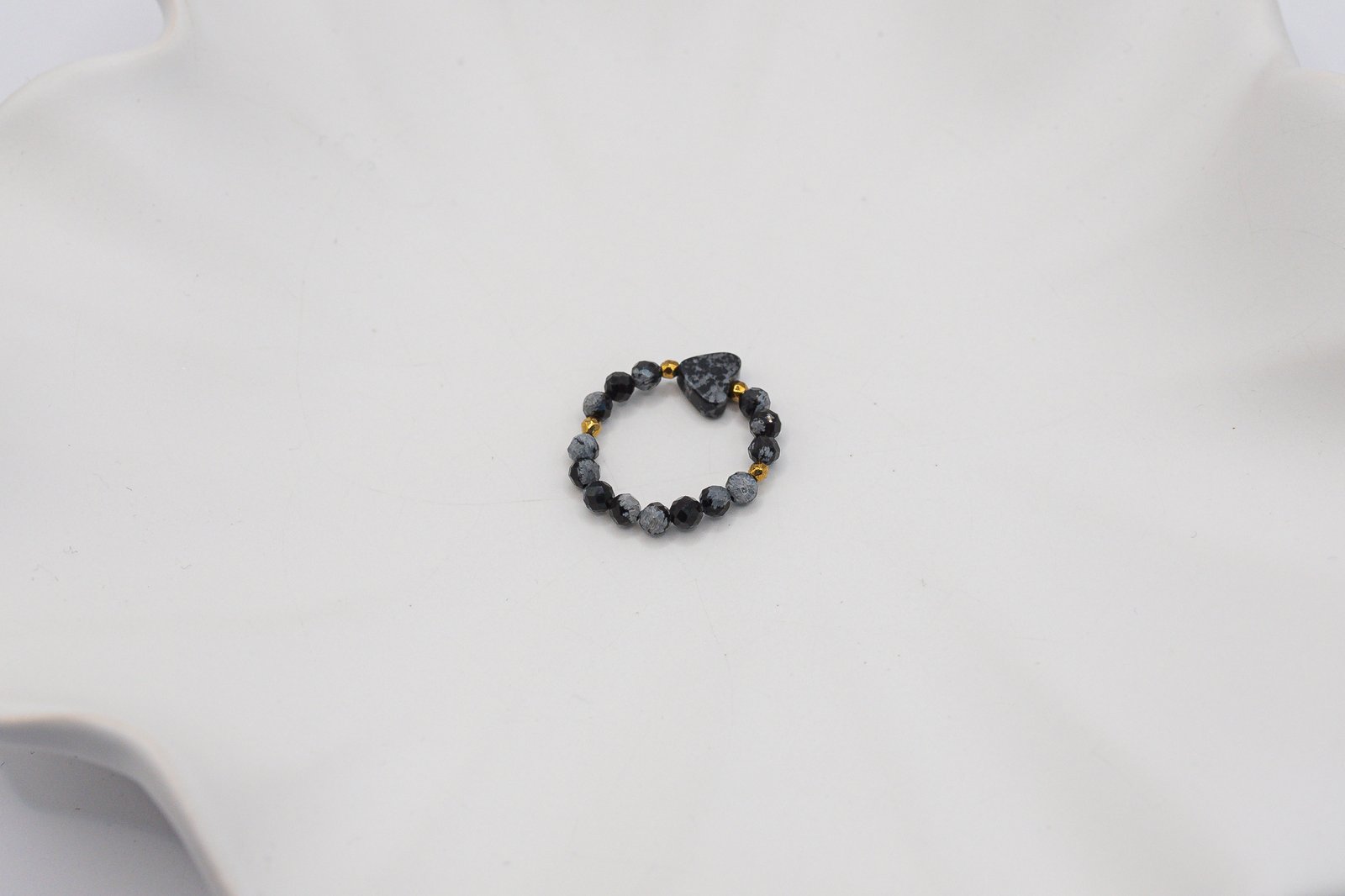 Pierścionek z sercem z Obsydianu Śnieżnego - obrazek 3