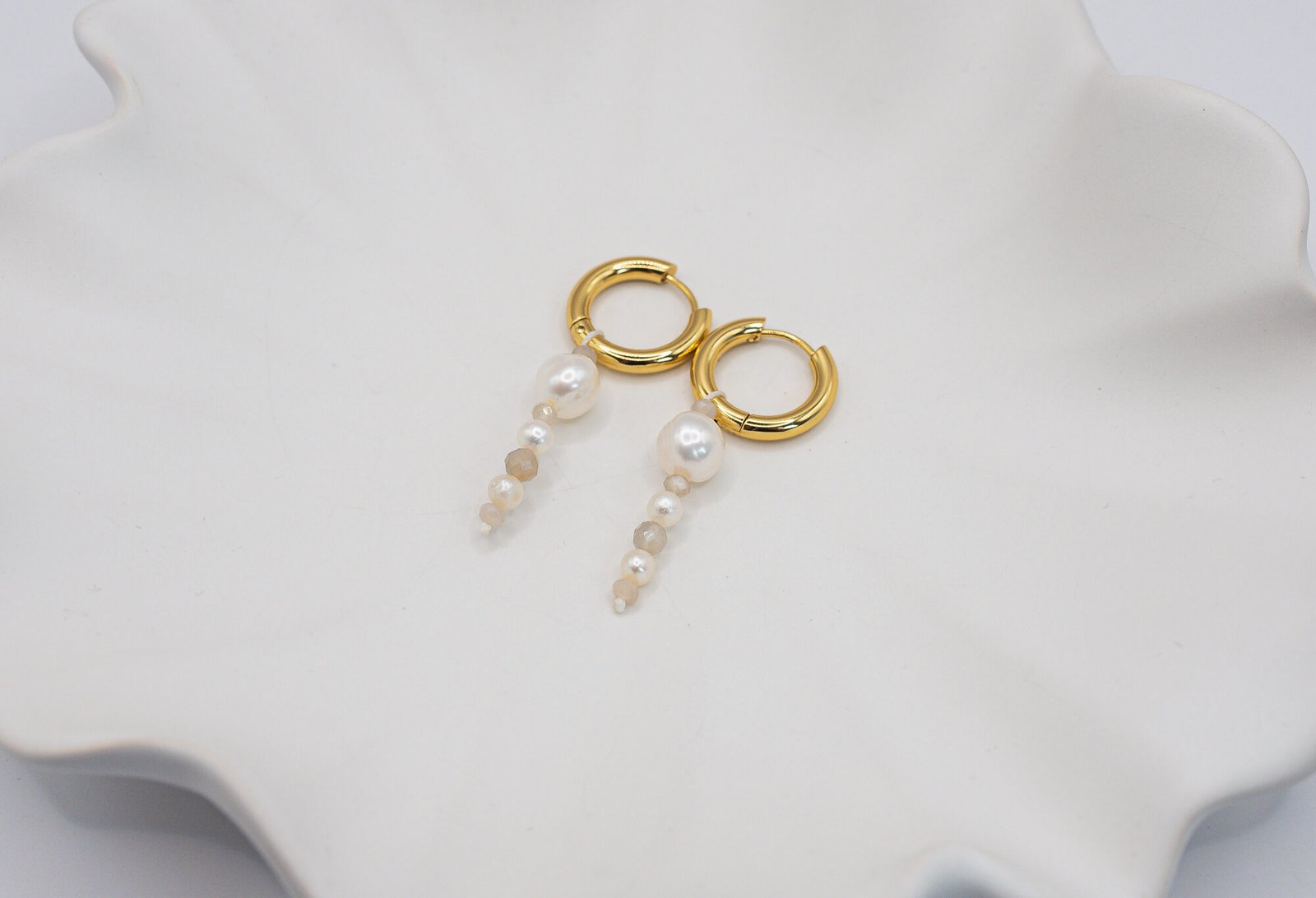 Alternative view of Kolczyki z Pereł i Kamienia Słonecznego