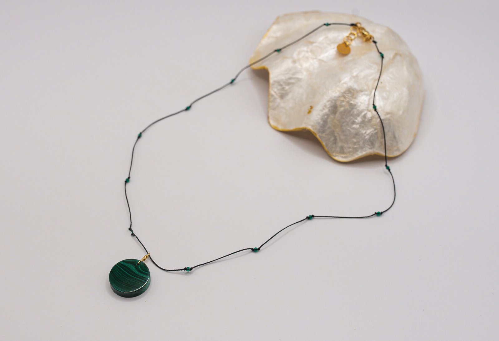 Alternative view of Wisiorek z Malachitem i Szmaragdem