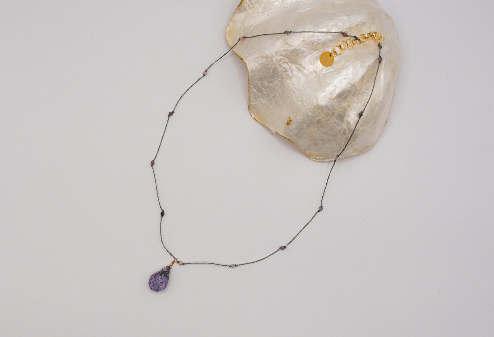 Alternative view of Wisiorek z Czaroitem i Agatami