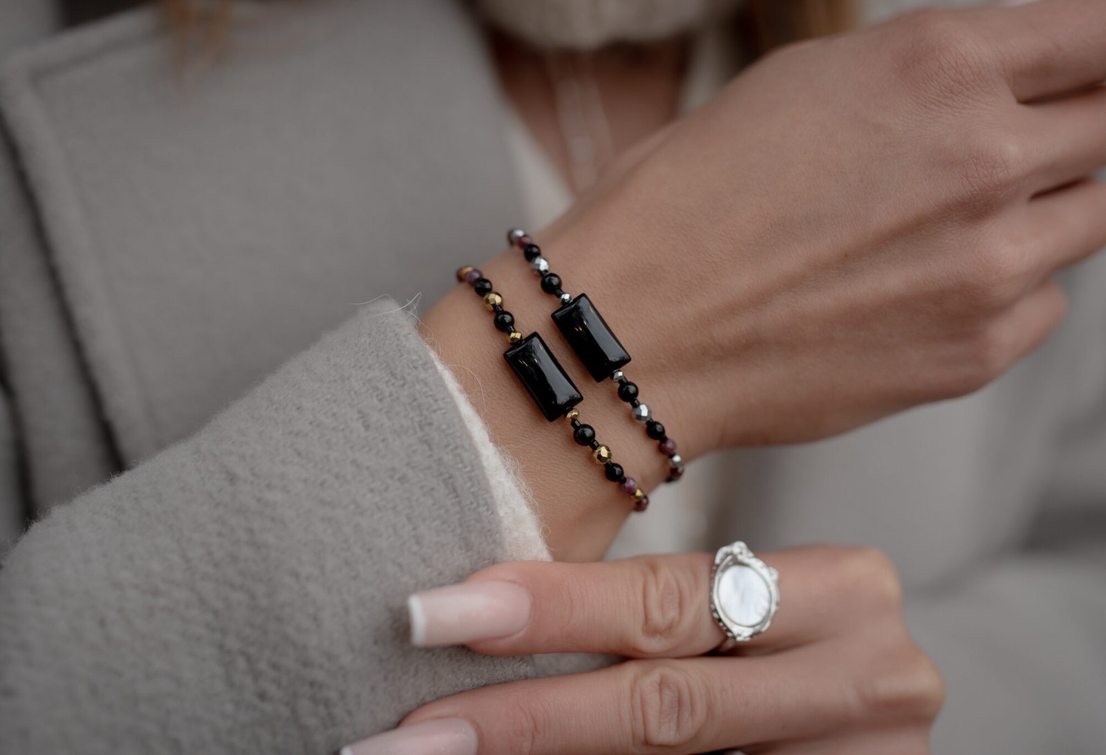 Alternative view of Bransoletka Ochronna Onyks Granat Rubin