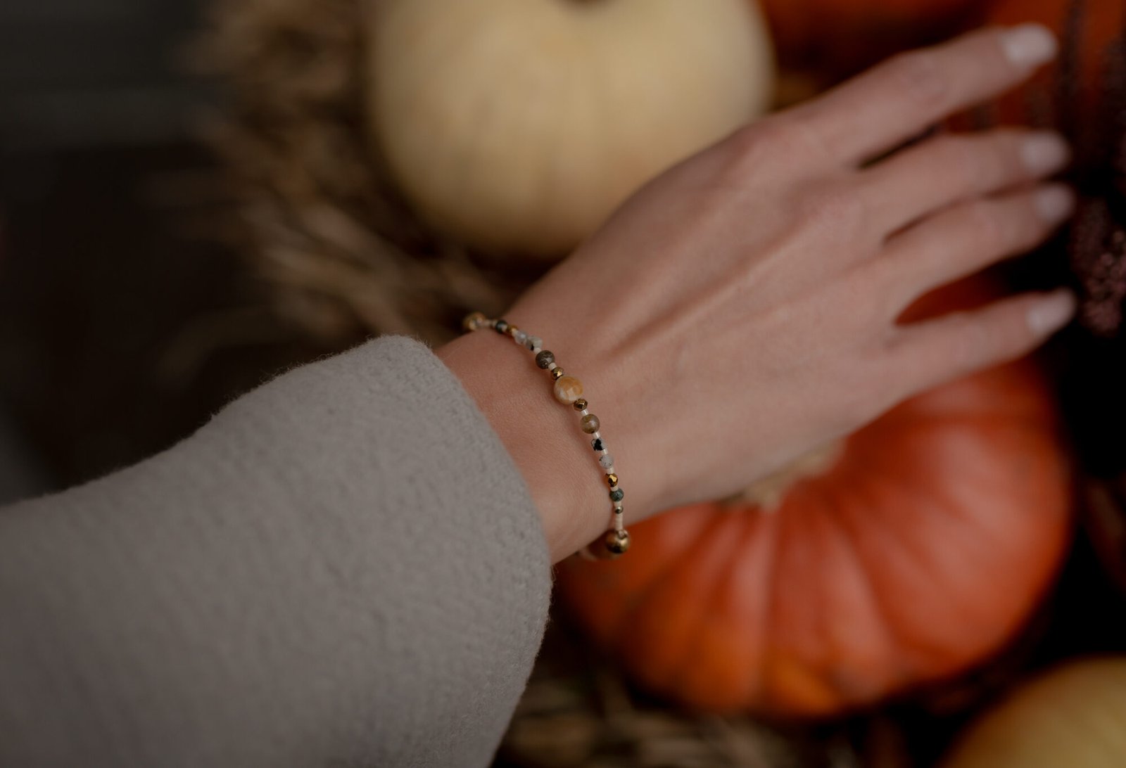 Alternative view of Bransoletka z Jaspisem Obsydianem i Labradorytem