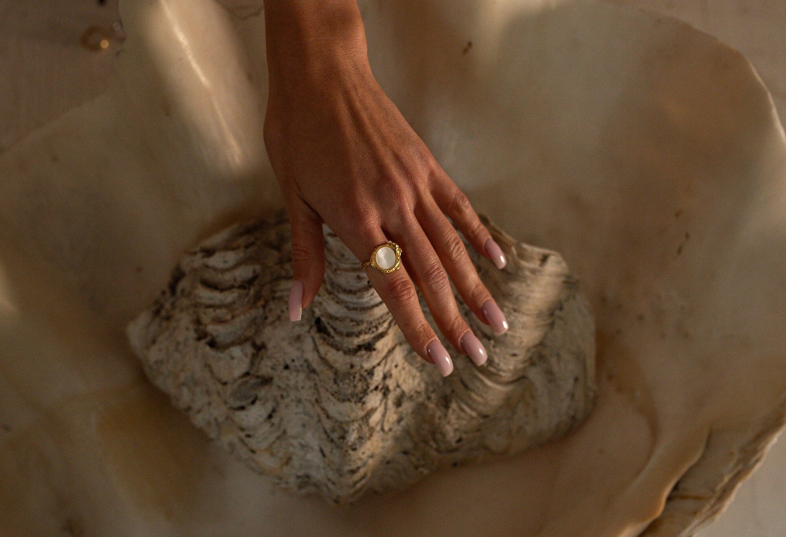 Złoty pierścionek z masą perłową Dream