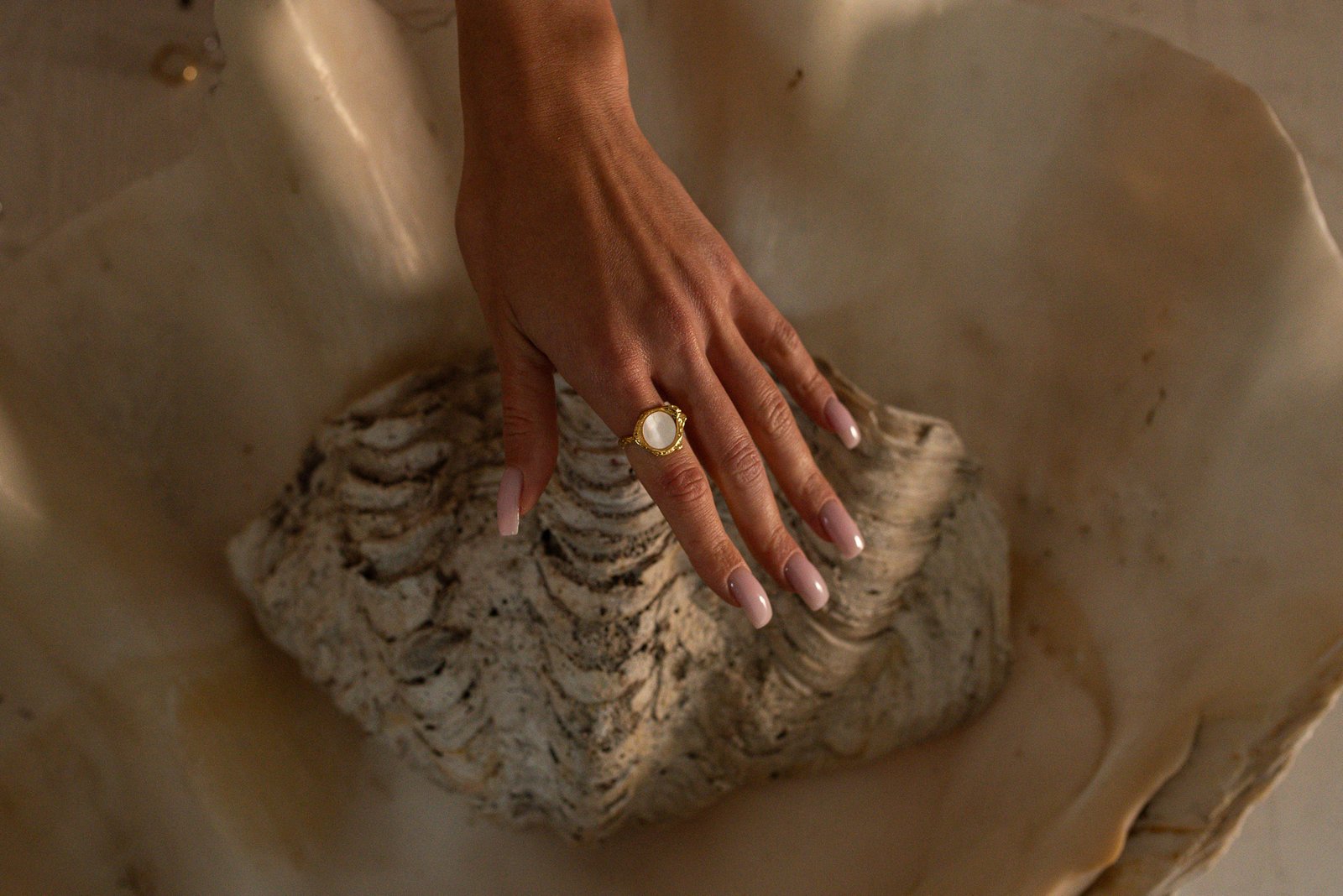 Złoty pierścionek z masą perłową Dream